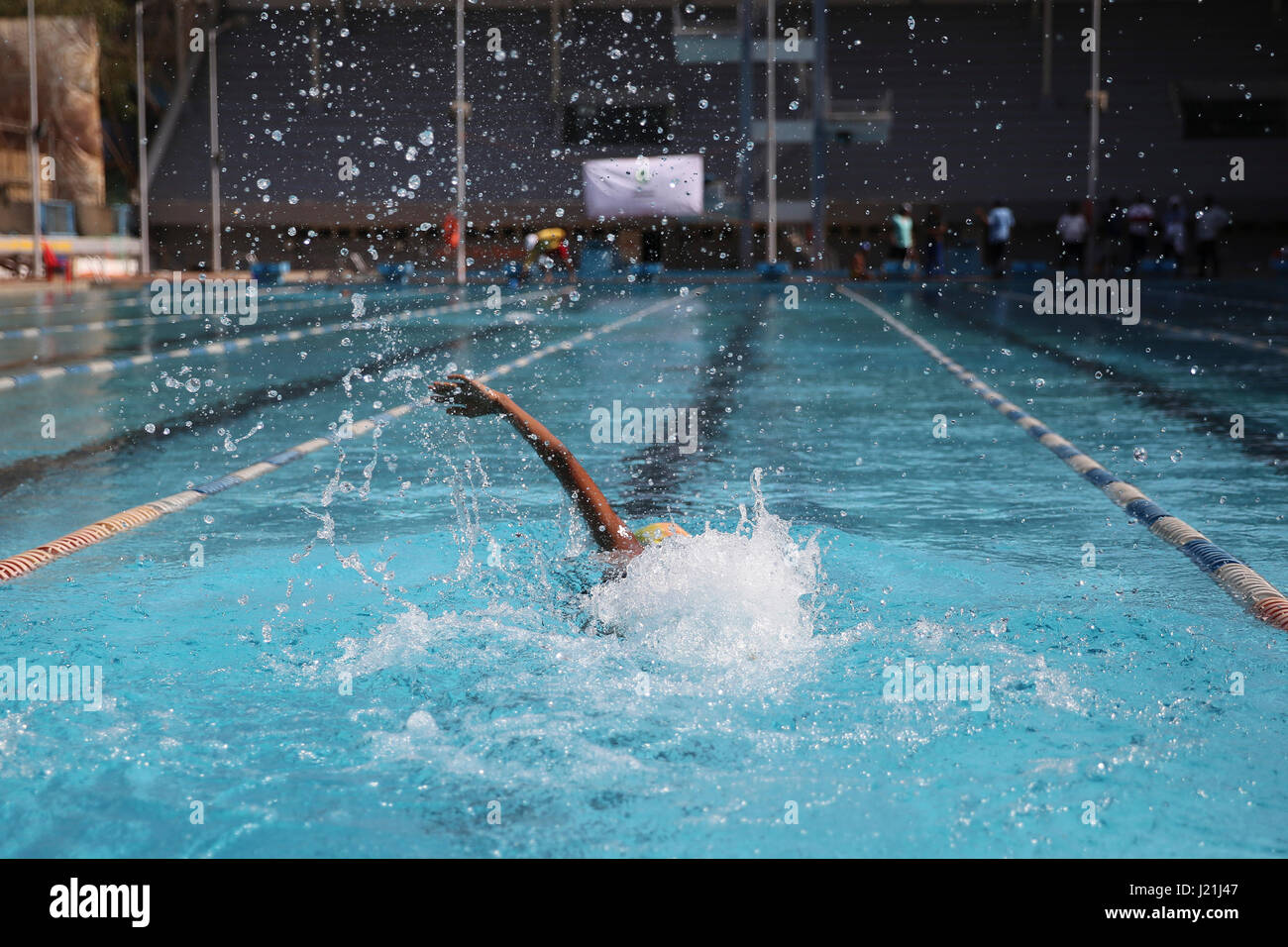 Mumbai, Indien. 23. April 2017. Eine anders behinderten Sportler beteiligt sich an der Maharashtra Paraswimming Landeswettbewerb 2017 im Andheri Sports Complex am 23. April 2017 in Mumbai, Indien statt. Bildnachweis: Chirag Wakaskar/Alamy Live-Nachrichten Stockfoto