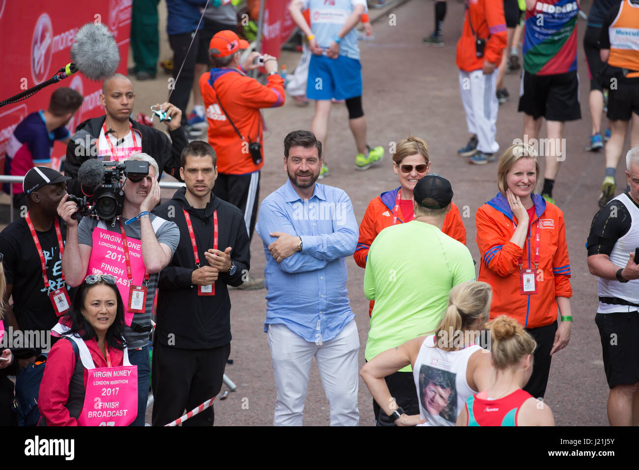 London, UK. 23. April 2017. Televsion Moderator Nick Knowles besucht Virgin Money London Marathon 2017 Finish Line in The Mall © Keith Larby/Alamy Live News Stockfoto