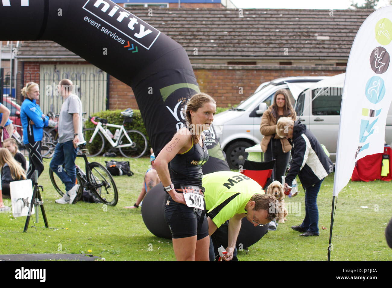 Chirk, Wrexham, Großbritannien. 23. April 2017. Das Wochenende, das Wetter perfekt für Triathleten aller war Altersstufen beide Männer und Frauen aus der ganzen der Nord-West-Region im Wettbewerb mit den jährlichen Triathlon in Chirk organisiert vom Triathlon Club Wrecsam.  Bildnachweis: David Pimborough/Alamy Live-Nachrichten. Stockfoto Chirk, Wrexham, Großbritannien. 23. April 2017. Das Wochenende, das Wetter perfekt für Triathleten aller war Altersstufen beide Männer und Frauen aus der ganzen der Nord-West-Region im Wettbewerb mit den jährlichen Triathlon in Chirk organisiert vom Triathlon Club Wrecsam.  Bildnachweis: David Pimborough/Alamy Live-Nachrichten. Stockfoto