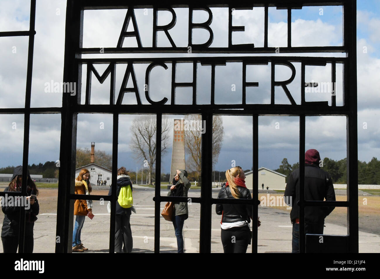 Oranienburg, Deutschland. 23. April 2017. Die Tor-Inschrift "Arbeit-Sets können Sie kostenlos" kann während der 72. Jahrestag der Befreiung des Konzentrationslagers Sachsenhausen in Oranienburg, Deutschland, 23. April 2017 gesehen werden. Foto: Bernd Settnik/Dpa-Zentralbild/Dpa/Alamy Live News Stockfoto