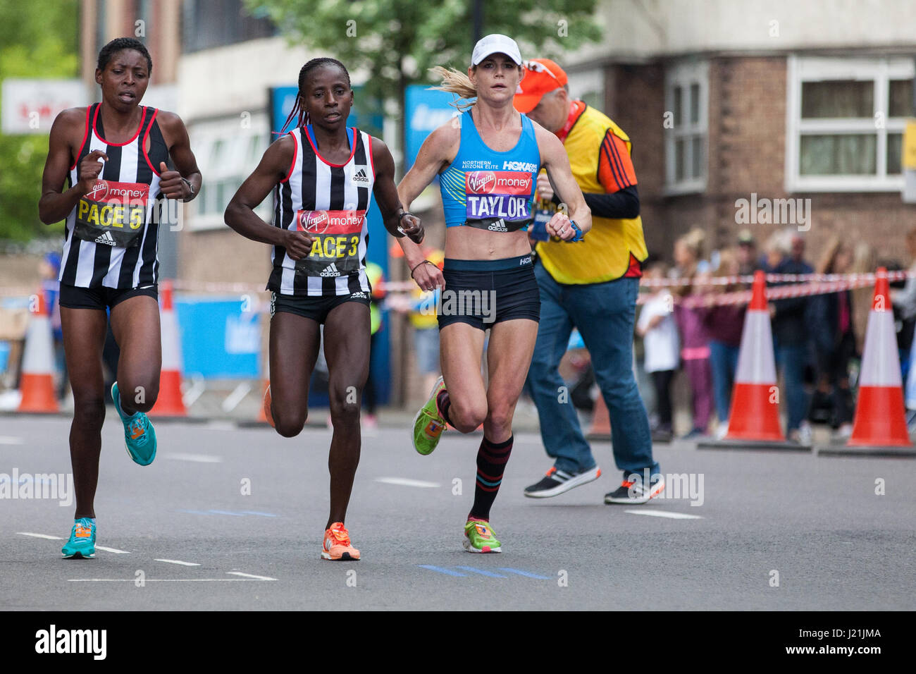 London, UK. 23. April 2017. Kellyn Taylor von den Vereinigten Staaten, der 13. in der Frauen Ereignis beendet, durchzieht Shadwell nah am Mitte 2017 Virgin Geld London-Marathon. Bildnachweis: Mark Kerrison/Alamy Live-Nachrichten Stockfoto