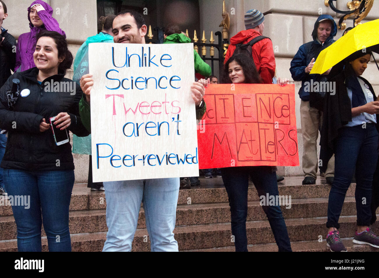 Washington DC, USA. 22. April 2017. Demonstranten nehmen an der Marsch für die Wissenschaft. Kirk Treakle/Alamy Live-Nachrichten Stockfoto