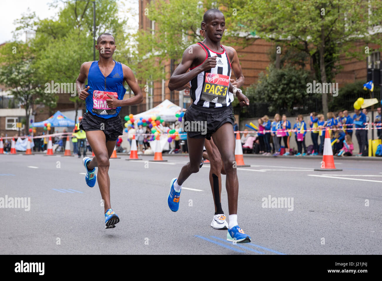 London, UK. 23. April 2017. Alphonce Simbu Tansanias, der 5. bei den Herren beendete, durchzieht Shadwell nah am Mitte 2017 Virgin Geld London-Marathon. Bildnachweis: Mark Kerrison/Alamy Live-Nachrichten Stockfoto