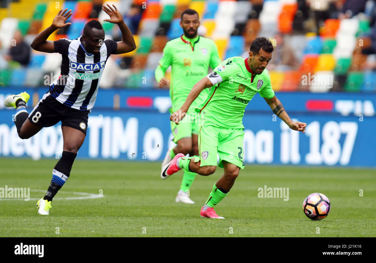 Udine, Friaul-Julisch Venetien. 23. April 2017. Italien, Udine: Udinese Mittelfeldspieler Emmanuel Agyemang Badu (L) wetteifert mit nach vorne Marco Sau (R) von Cagliari in die Serie A Fußballspiel zwischen Udinese Calcio V Cagliari Calcio bei Dacia Arena Stadion am 23. April 2017. Bildnachweis: Andrea Spinelli/Alamy Live-Nachrichten Stockfoto