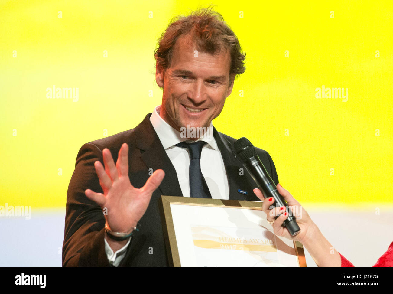 Hannover, Deutschland. 23. April 2017. Jens Lehmann Verleihung des Industrie Preis Hermes Award für die intelligente Greifarm "Co Act Greifer" entwickelte er für die Firma Schunk bei der Eröffnung der Hannovermesse ("Hannover Messe") im Hannover Congress Centrum (HCC) in Hannover, 23. April 2017. 6.500 Aussteller auf der weltweit größten Industriemesse, der Hannover Messe erwartet. Das diesjährige partnering Land ist Polen. Foto: Friso Gentsch/Dpa/Alamy Live News Stockfoto