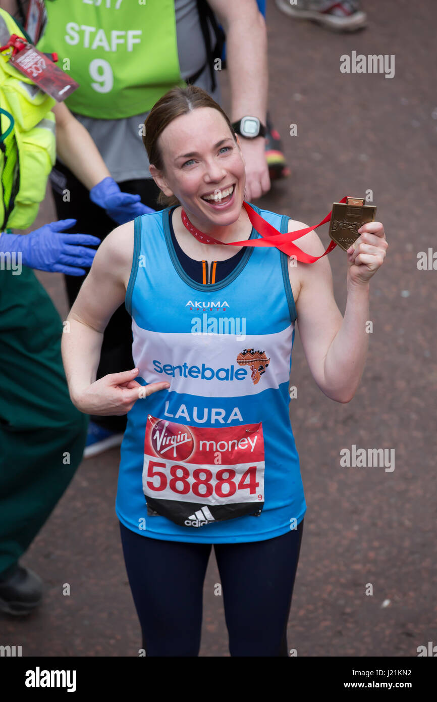 London, UK. 23. April 2017. Laura Main, eine Schauspielerin aus Call stellt die Hebamme mit ihrer Medaille an die Jungfrau Geld London Marathon 2017 Ziellinie © Keith Larby/Alamy Live News Stockfoto