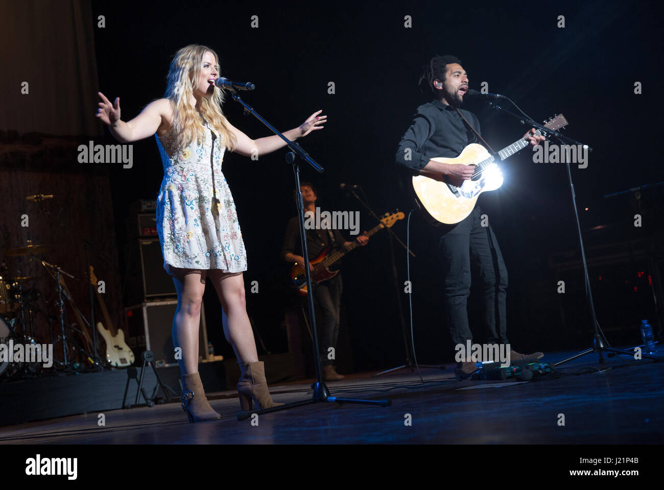Bournemouth, UK. 23. April 2017. Die Shires Leben im The Pavilion, Bournemouth. Bildnachweis: Charlie Raven/Alamy Live-Nachrichten Stockfoto