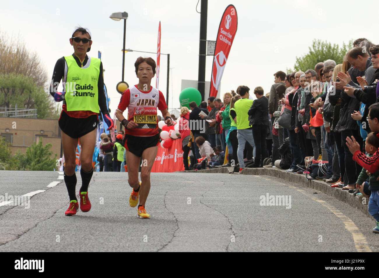 London, UK. 23. April 2017.   Läufer Rennen Vergangenheit die 17 Mile mark bei Madchutte während der 37. London-Marathon am 23. April 2017. Rund 40.000 sollen die 26,2 Meilen laufen von Greenwich nach Westminster zu beginnen. Bildnachweis: David Mbiyu/Alamy Live-Nachrichten Stockfoto