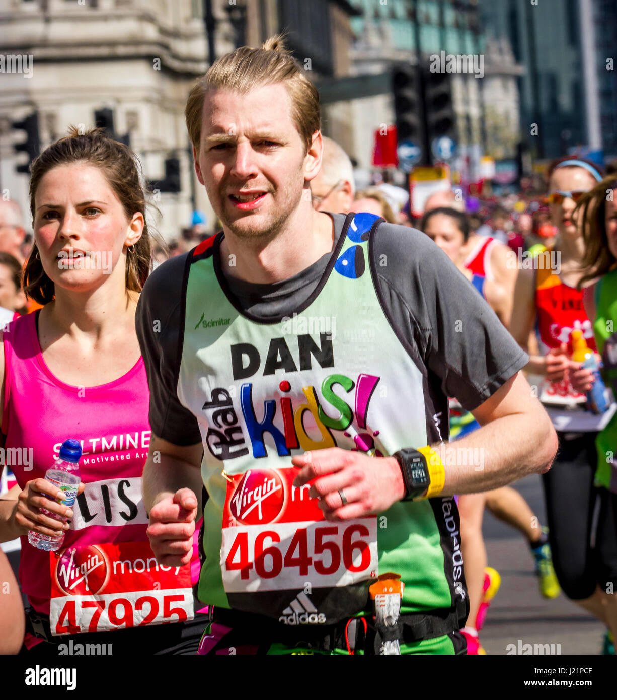 St. Jame's Park, London, UK. 23 Apr, 2017. Tausende Teil in der 37 London Marathon Credit: Alan Fraser/alamy leben Nachrichten Stockfoto