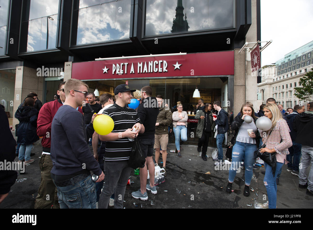 Junge Menschen auf den Straßen von London unter legal Highs, schnüffeln Lachgas eingeatmet in Ballons, Tower Bridge, London, Großbritannien Stockfoto