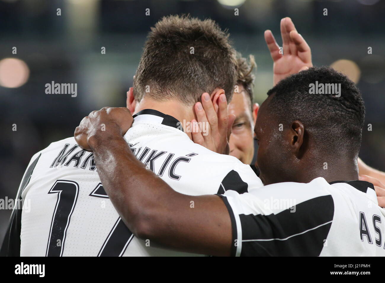 Turin, Italien. 23. April 2017. Mario Mandzukic (Juventus FC) feiert nach seinem Tor in der Serie A Fußballspiel zwischen Juventus Turin und Genua FC Juventus Stadium am 23. April 2017 in Turin, Italien. Bildnachweis: Massimiliano Ferraro/Alamy Live-Nachrichten Stockfoto