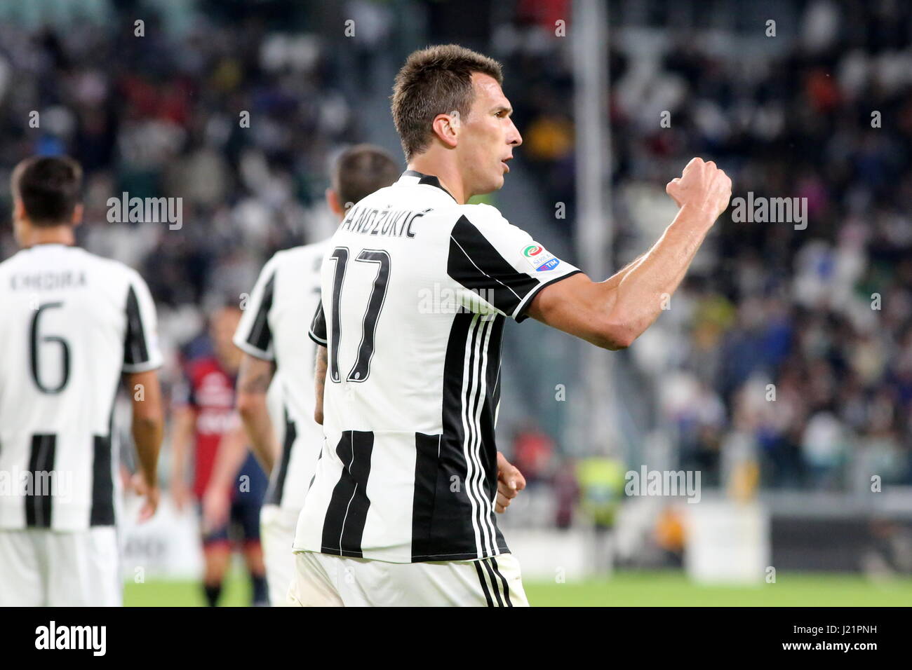 Turin, Italien. 23. April 2017. Mario Mandzukic (Juventus FC) feiert nach seinem Tor in der Serie A Fußballspiel zwischen Juventus Turin und Genua FC Juventus Stadium am 23. April 2017 in Turin, Italien. Bildnachweis: Massimiliano Ferraro/Alamy Live-Nachrichten Stockfoto