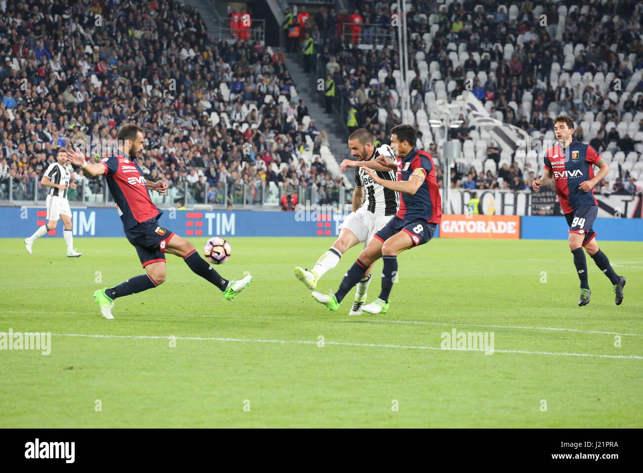 Turin, Italien. 23. April 2017. Leonardo Bonucci (Juventus FC) Noten während der Fußball-Serie A Spiel zwischen Juventus Turin und Genua FC Juventus Stadium am 23. April 2017 in Turin, Italien. Bildnachweis: Massimiliano Ferraro/Alamy Live-Nachrichten Stockfoto