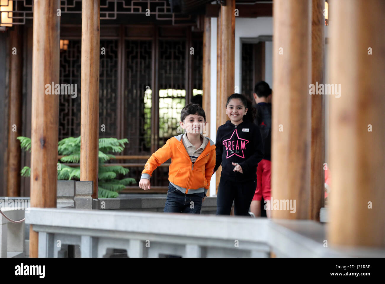 (170423)--NEW YORK, 23. April 2017 (Xinhua)--Kinder spielen im Zick-Zack-Gang im Astor Court im Metropolitan Museum of Art in New York, Vereinigte Staaten, 21. April 2017. Auf einem Hof im Garten des Meisters der Netze oder Wang Shi-Yuan auf Chinesen, in Suzhou Stadt Chinas modelliert, wurde die Astor Court oder Ming Xuan von einem Team von 26 chinesischen Handwerkern fertiggestellt und eröffnet für die Öffentlichkeit im Jahr 1981. Es ist die erste permanente Kulturaustausch zwischen den Vereinigten Staaten und China. Obwohl nur eine Fläche von rund 400 Quadratmetern zu besetzen, kennzeichnete das Gericht die Quintessenz von Suzhou Stockfoto