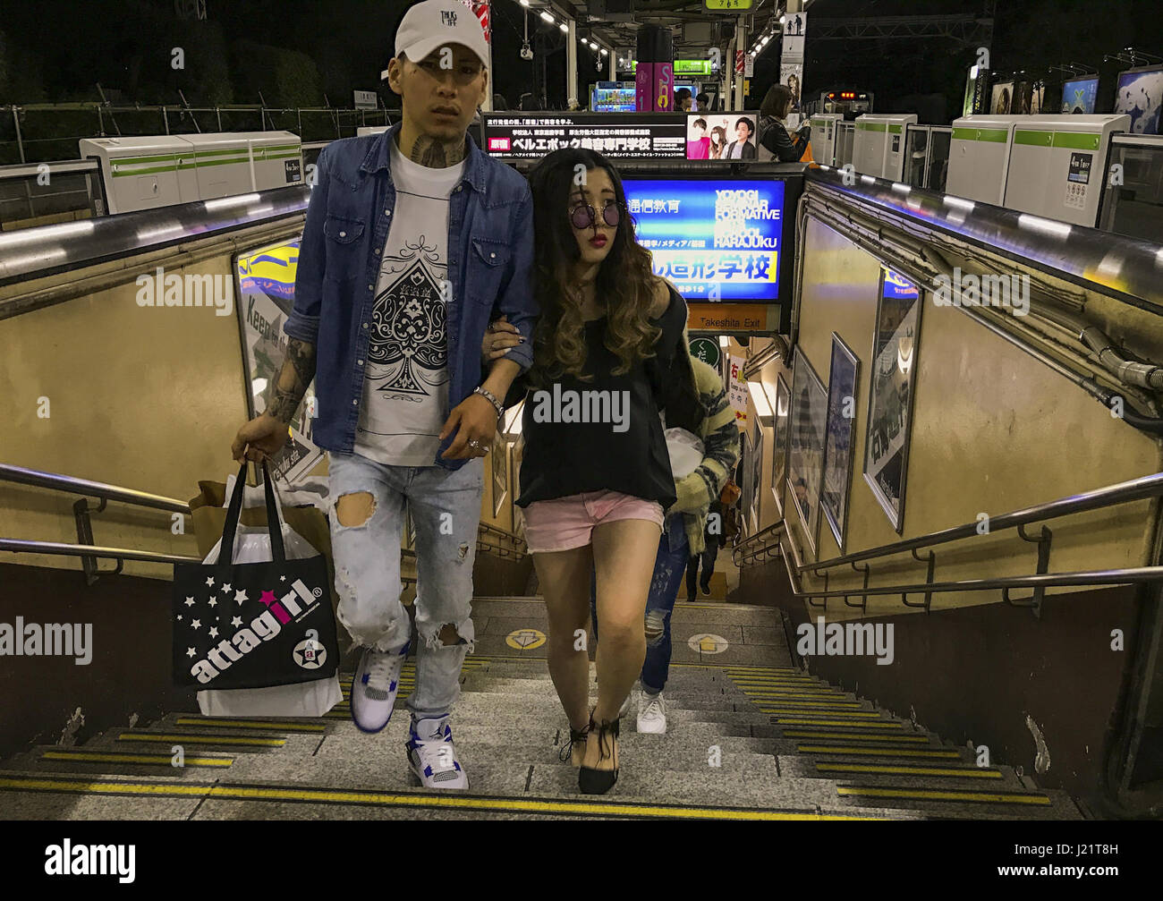 Tokio, Japan. 23. April 2017. Ein paar Spaziergänge Treppe in Harajuku Station Tokio Japan am Sonntag, 23. April 2017. Foto von: Ramiro Agustin Vargas Tabares Credit: Ramiro Agustin Vargas Tabares/ZUMA Draht/Alamy Live-Nachrichten Stockfoto