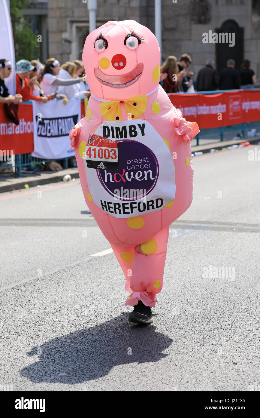 London, UK. 23. April 2017. Teilnahme an der Virgin London Marathon 2017. Abgebildet, crossing Tower Bridge Credit: Oliver Dixon/Alamy Live News Stockfoto