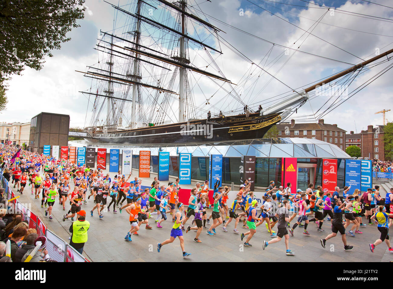 London, UK. 23. April 2017. Teilnahme an der Virgin London Marathon 2017. Cutty Sark vorbei abgebildet. Bildnachweis: Oliver Dixon/Alamy Live-Nachrichten Stockfoto