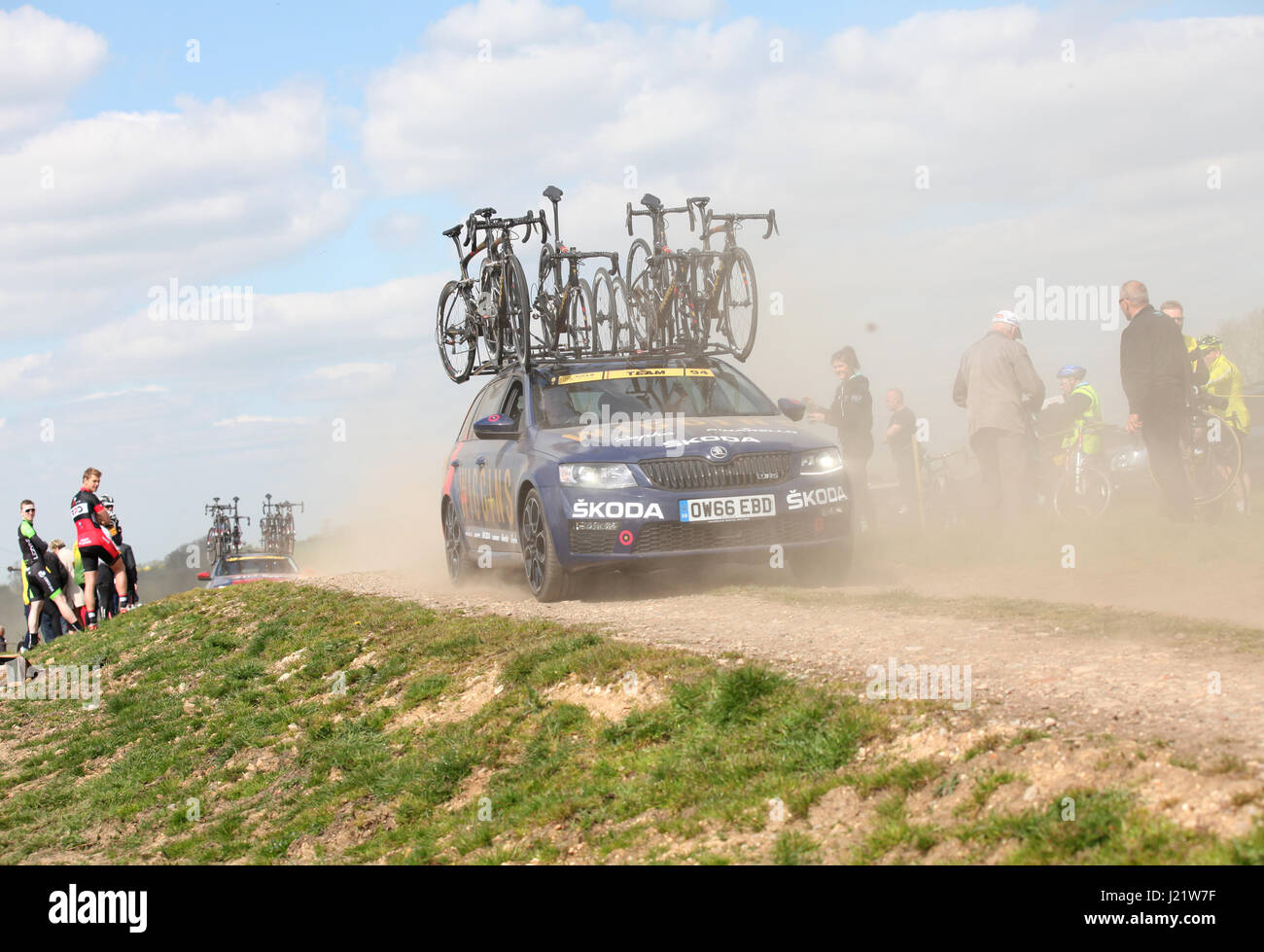 Rutland, UK. 23. April 2017. Rutland - Melton CiCLE Classic 2017. Foto: The Team Wiggins Team Auto erreicht die Spitze der "Somerberg". Foto von Dan Matthams Fotografie. Bildnachweis: Daniel Matthams/Alamy Live-Nachrichten Stockfoto