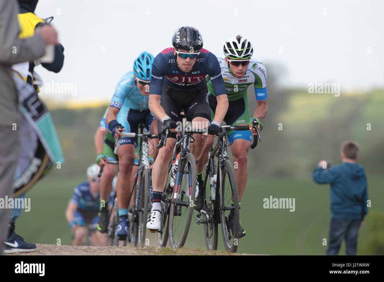 Rutland, UK. 23. April 2017. Rutland - Melton CiCLE Classic 2017. Foto: Konkurrenten erreichen den Gipfel des "Somerberg". Foto von Dan Matthams Fotografie. Bildnachweis: Daniel Matthams/Alamy Live-Nachrichten Stockfoto