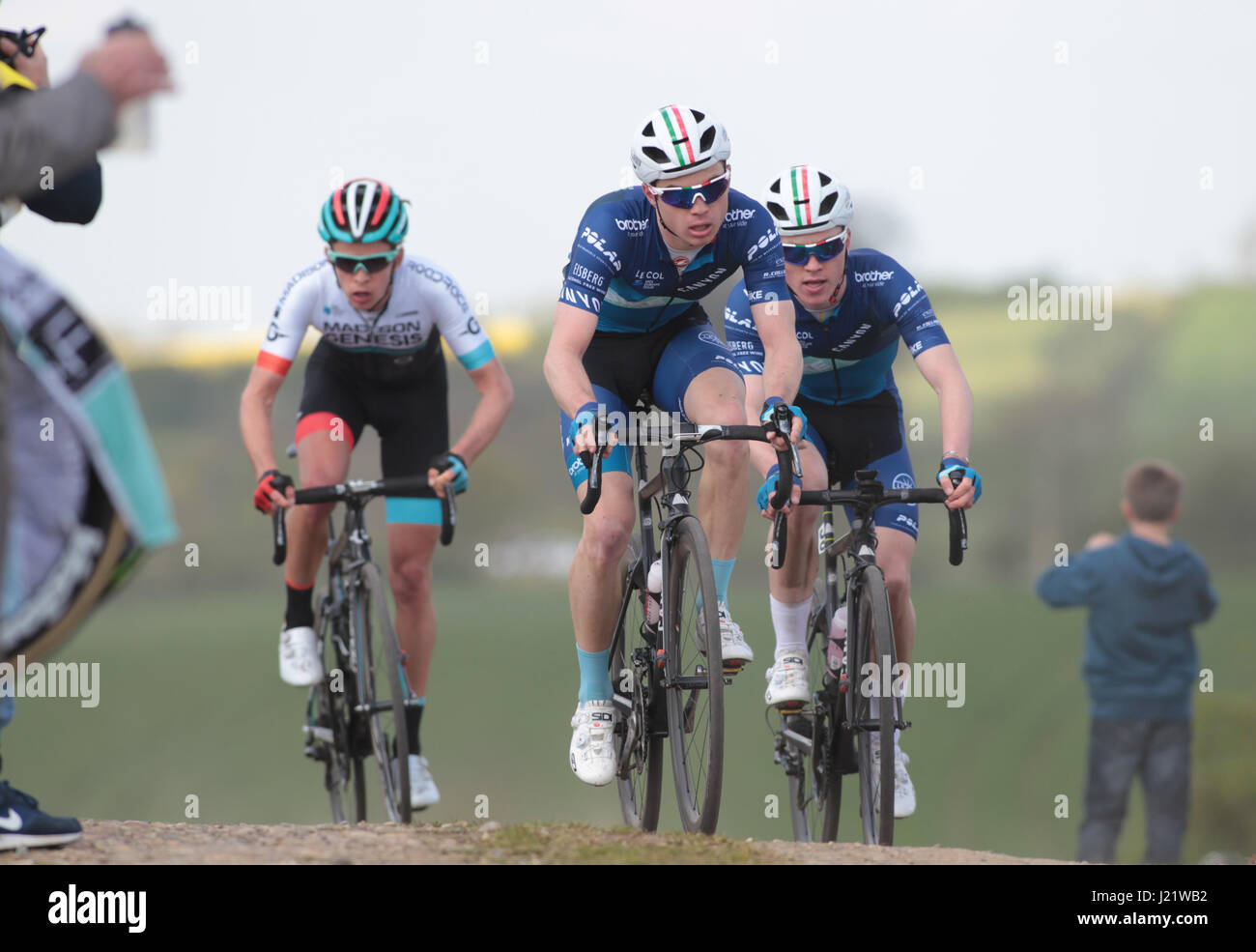 Rutland, UK. 23. April 2017. Rutland - Melton CiCLE Classic 2017. Foto: Konkurrenten erreichen den Gipfel des "Somerberg". Foto von Dan Matthams Fotografie. Bildnachweis: Daniel Matthams/Alamy Live-Nachrichten Stockfoto