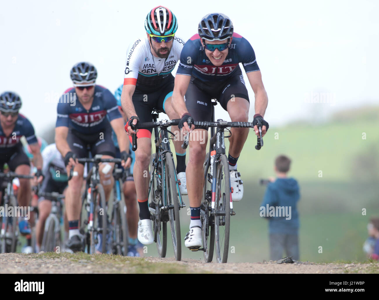 Rutland, UK. 23. April 2017. Rutland - Melton CiCLE Classic 2017. Foto: Konkurrenten erreichen den Gipfel des "Somerberg". Foto von Dan Matthams Fotografie. Bildnachweis: Daniel Matthams/Alamy Live-Nachrichten Stockfoto