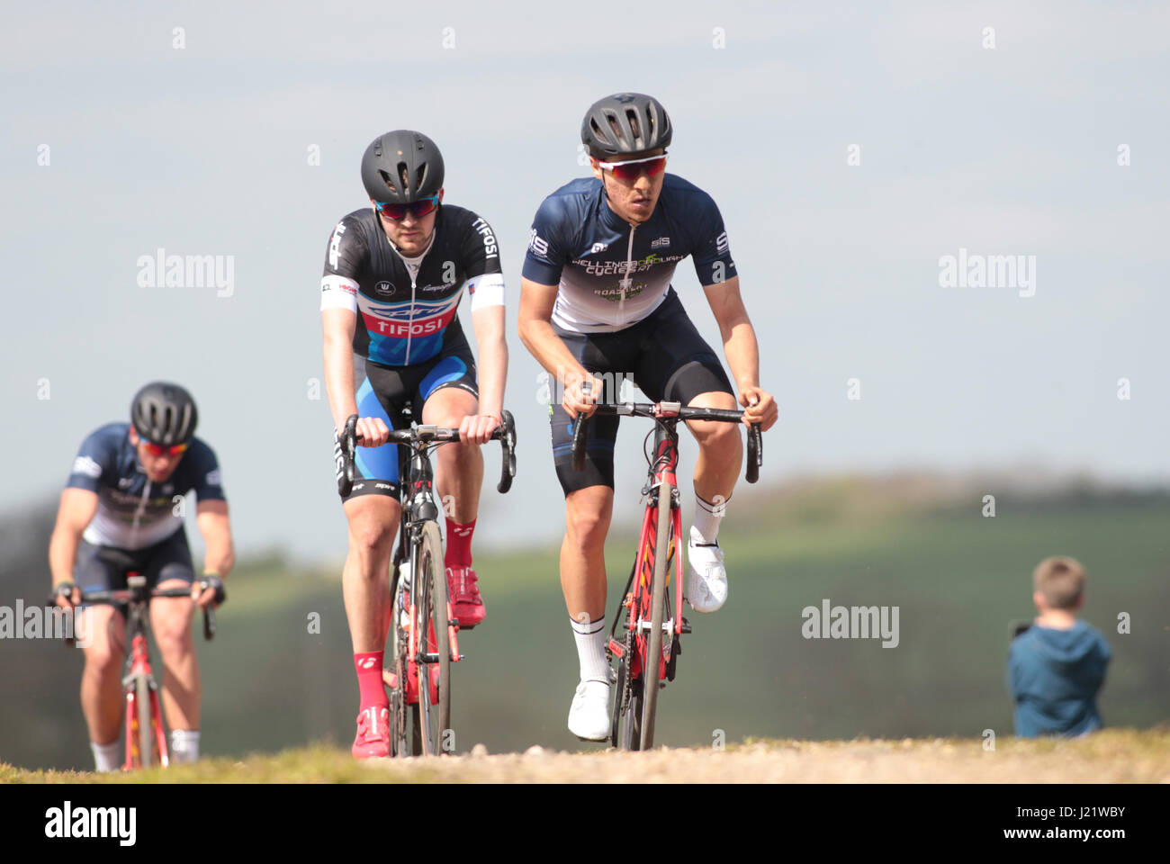 Rutland, UK. 23. April 2017. Rutland - Melton CiCLE Classic 2017. Foto: Konkurrenten erreichen den Gipfel des "Somerberg". Foto von Dan Matthams Fotografie. Bildnachweis: Daniel Matthams/Alamy Live-Nachrichten Stockfoto