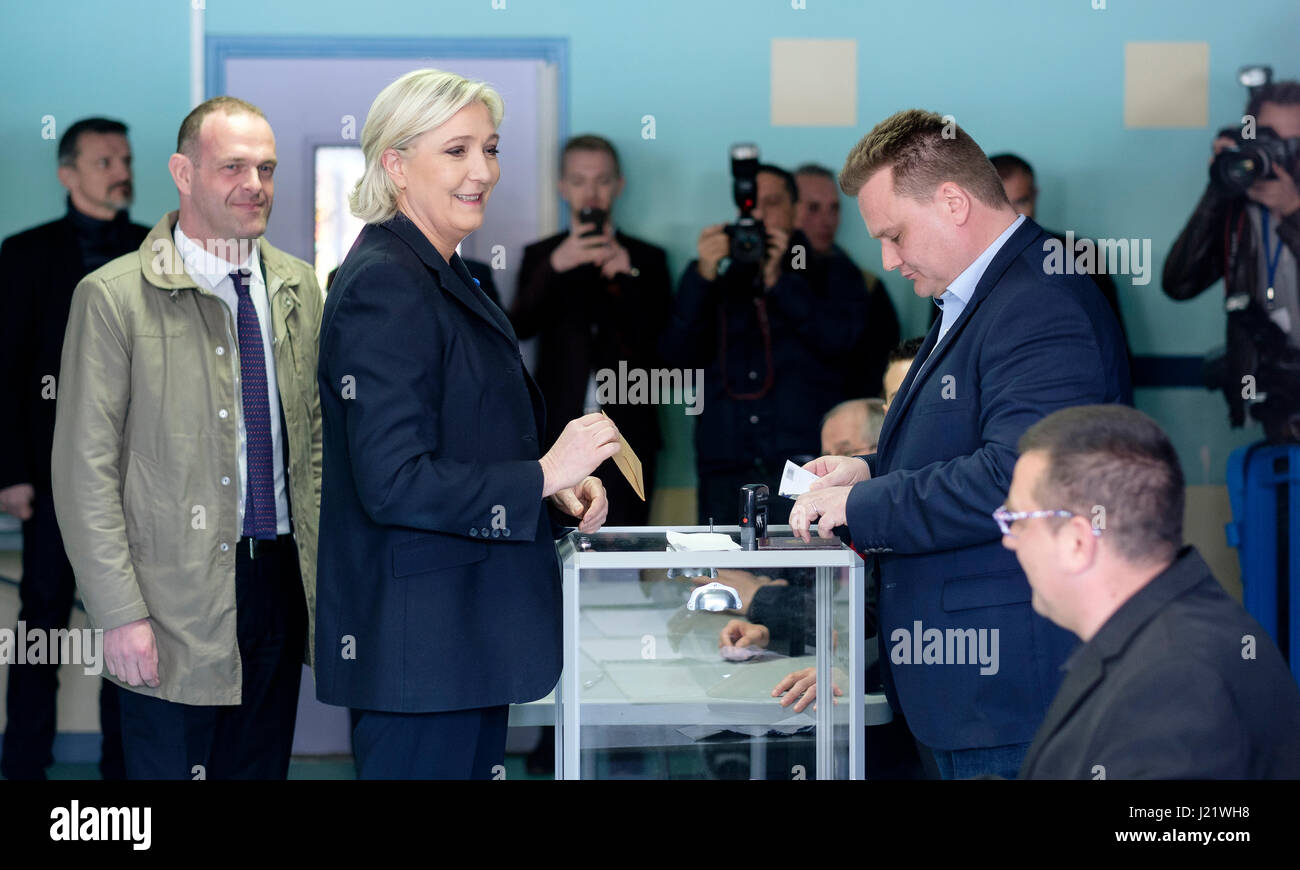 Henin-Beaumont, Frankreich. 23. April 2017. Hénin-Beaumont (Nordfrankreich): Marine Le Pen, die Abstimmung in der ersten Runde der französischen Präsidentschaftswahl 2017 (2017/04/23) Credit: Andia/Alamy Live News Stockfoto