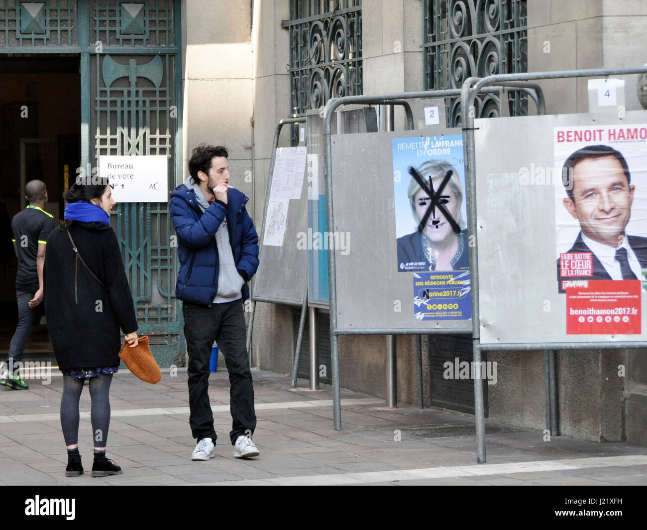 Montreuil, Paris. 23. April 2017. Gekritzelt Kampagne Wahlplakate mit Präsidentschaftskandidaten Marine Le Pen und Benoît Hamon in Montreuil, Paris, Frankreich, 23. April 2017. Bildnachweis: Vlachos Remy/CTK Foto/Alamy Live-Nachrichten Stockfoto