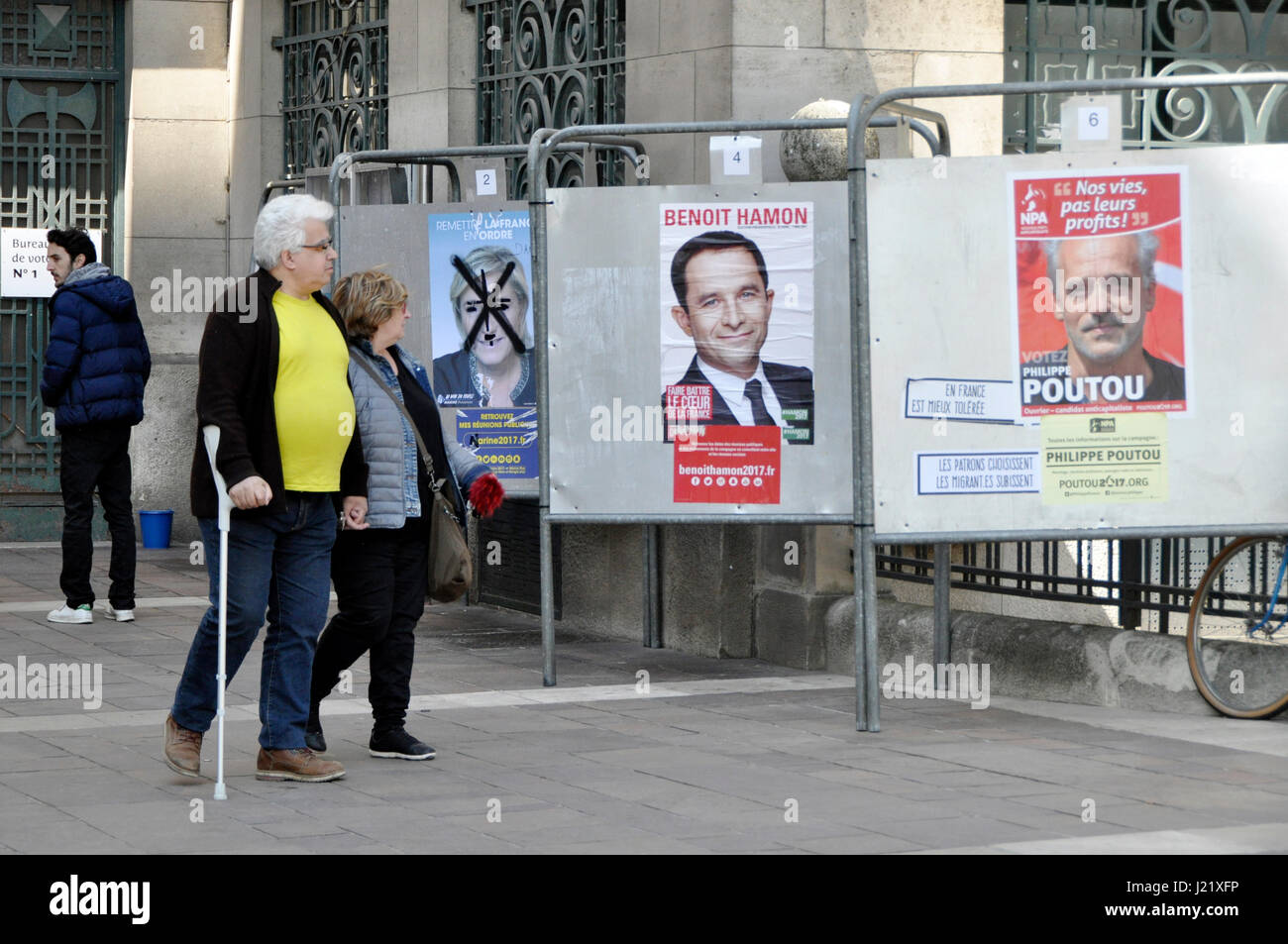 Montreuil, Paris. 23. April 2017. Wahlplakate Kampagne mit Präsidentschaftskandidaten Marine Le Pen, Benoît Hamon und Philippe Poutou in Montreuil, Paris, Frankreich, 23. April 2017. Bildnachweis: Vlachos Remy/CTK Foto/Alamy Live-Nachrichten Stockfoto