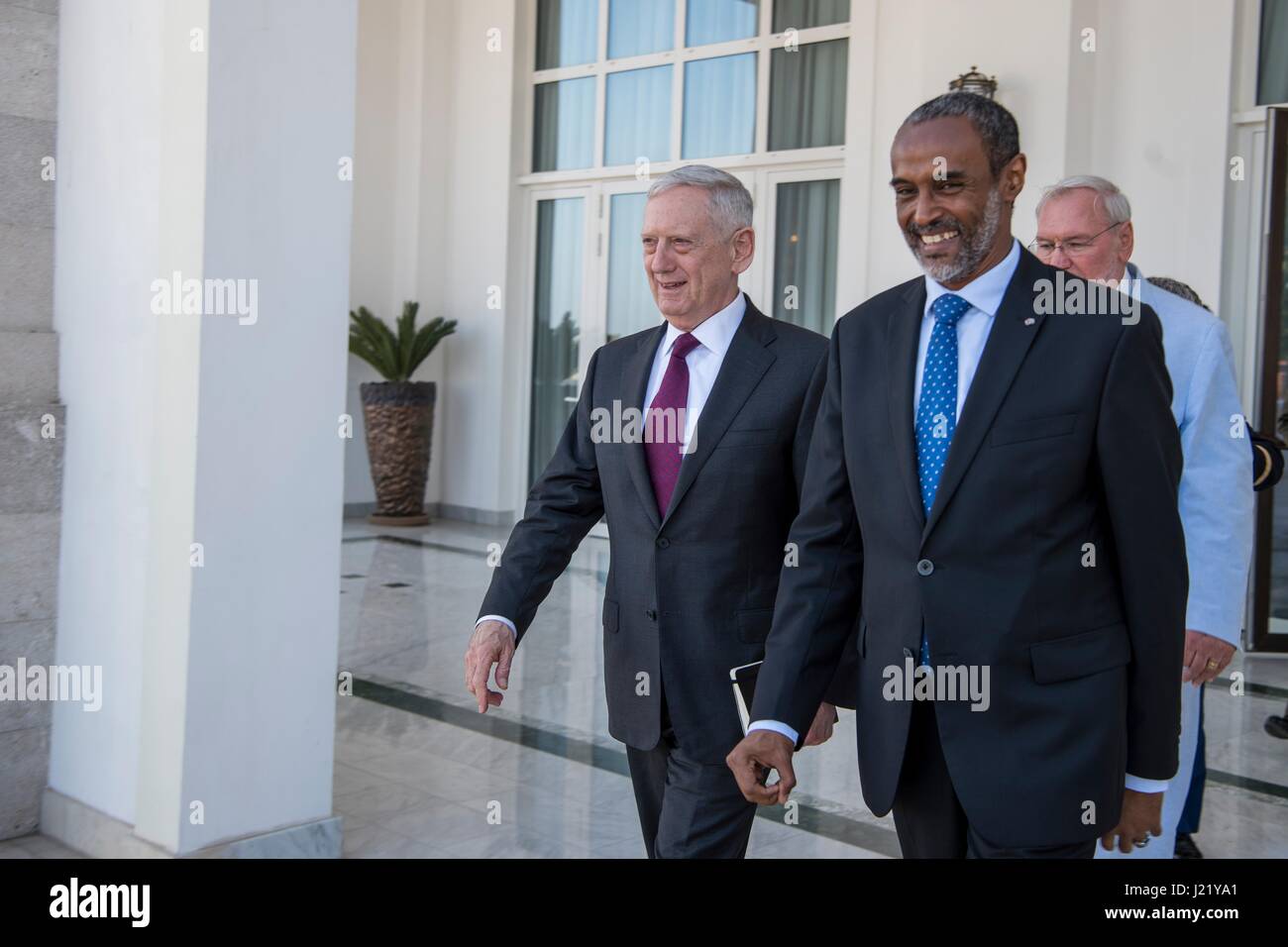 US-Verteidigungsminister James Mattis geht mit dem Bundesminister der Verteidigung für Dschibuti, Ali Hasan Bahdon am Präsidentenpalast 23. April 2017 in Dschibuti. Bildnachweis: Planetpix/Alamy Live-Nachrichten Stockfoto