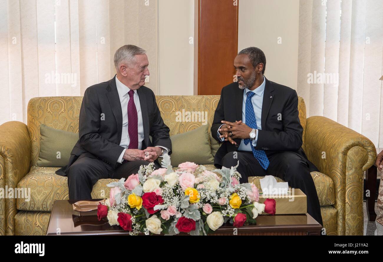 US-Verteidigungsminister James Mattis trifft sich mit dem Bundesminister der Verteidigung für Dschibuti, Ali Hasan Bahdon am Camp Lemmonier 23. April 2017 in Dschibuti. Bildnachweis: Planetpix/Alamy Live-Nachrichten Stockfoto