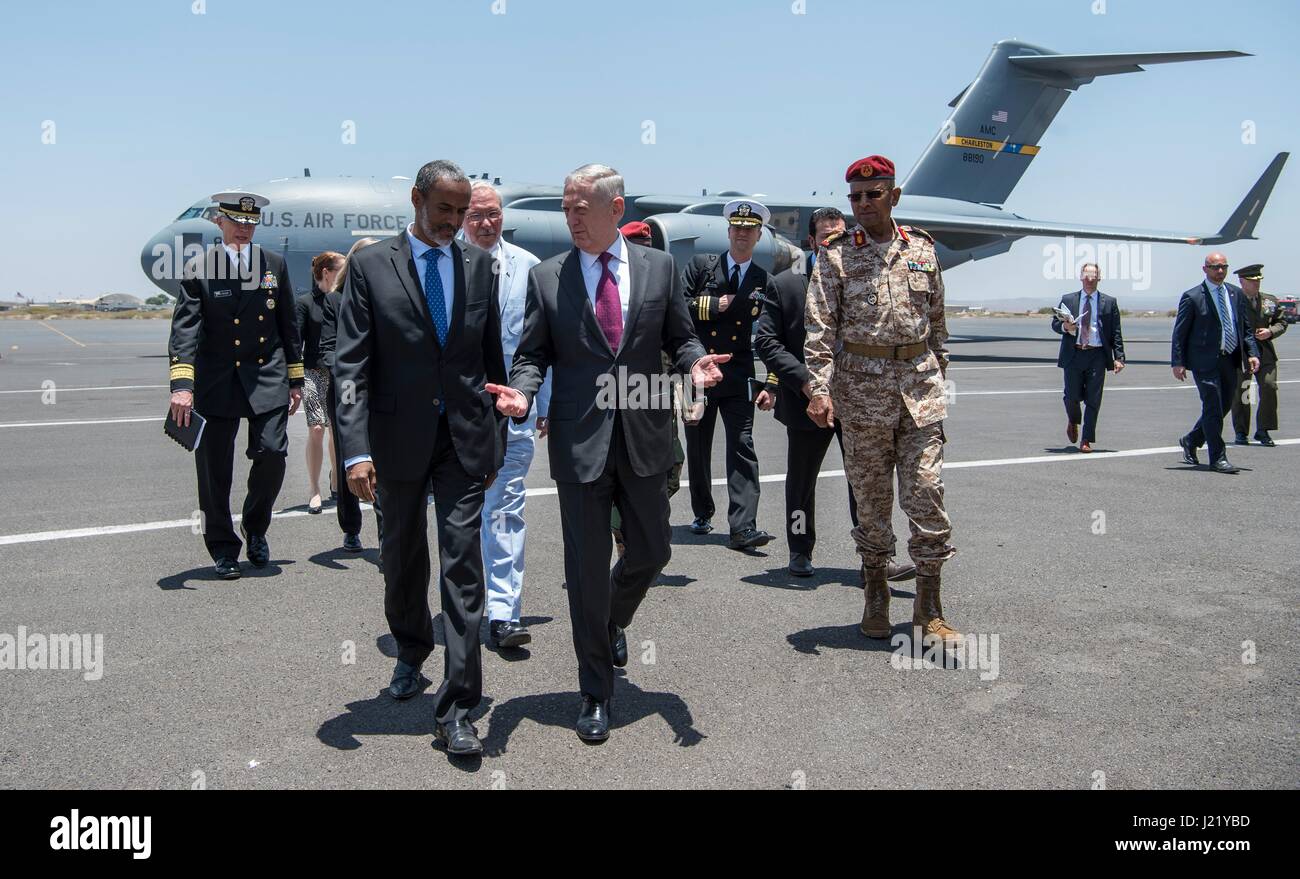 US-Verteidigungsminister James Mattis trifft sich mit dem Bundesminister der Verteidigung für Dschibuti, Ali Hasan Bahdon bei der Ankunft im Camp Lemmonier 23. April 2017 in Dschibuti. Bildnachweis: Planetpix/Alamy Live-Nachrichten Stockfoto