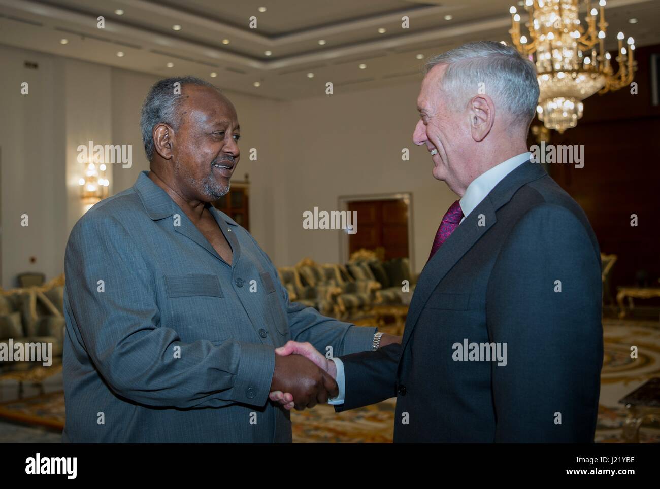 US-Verteidigungsminister James Mattis Djibouti President Ismail Omar Guelleh am Präsidentenpalast 23. April 2017 in Dschibuti. Bildnachweis: Planetpix/Alamy Live-Nachrichten Stockfoto