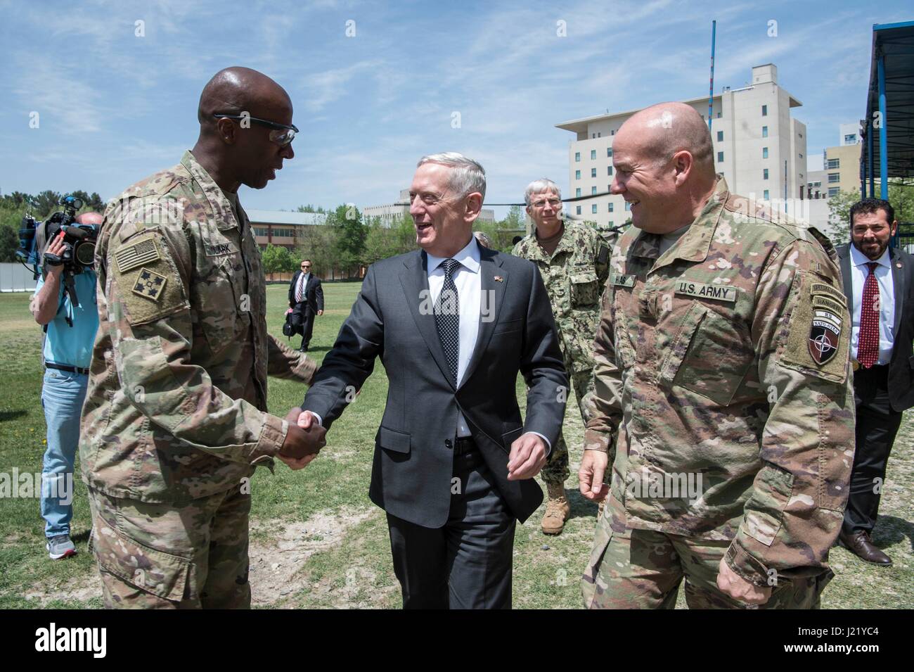 Kabul, Afghanistan. 24. April 2017. US-Verteidigungsminister James Mattis ist entschlossene Unterstützung im Hauptquartier von US Army Command Sergeant Major David Clark, links, und US-Armee Generalmajor Christopher Haas 24. April 2017 in Kabul, Afghanistan begrüßt. Bildnachweis: Planetpix/Alamy Live-Nachrichten Stockfoto