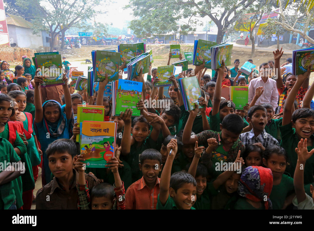 Studenten feiern, wie sie ihre neue Lehrbücher für neue Klassen an Singair bekommen. Manikganj, Bangladesch. Stockfoto