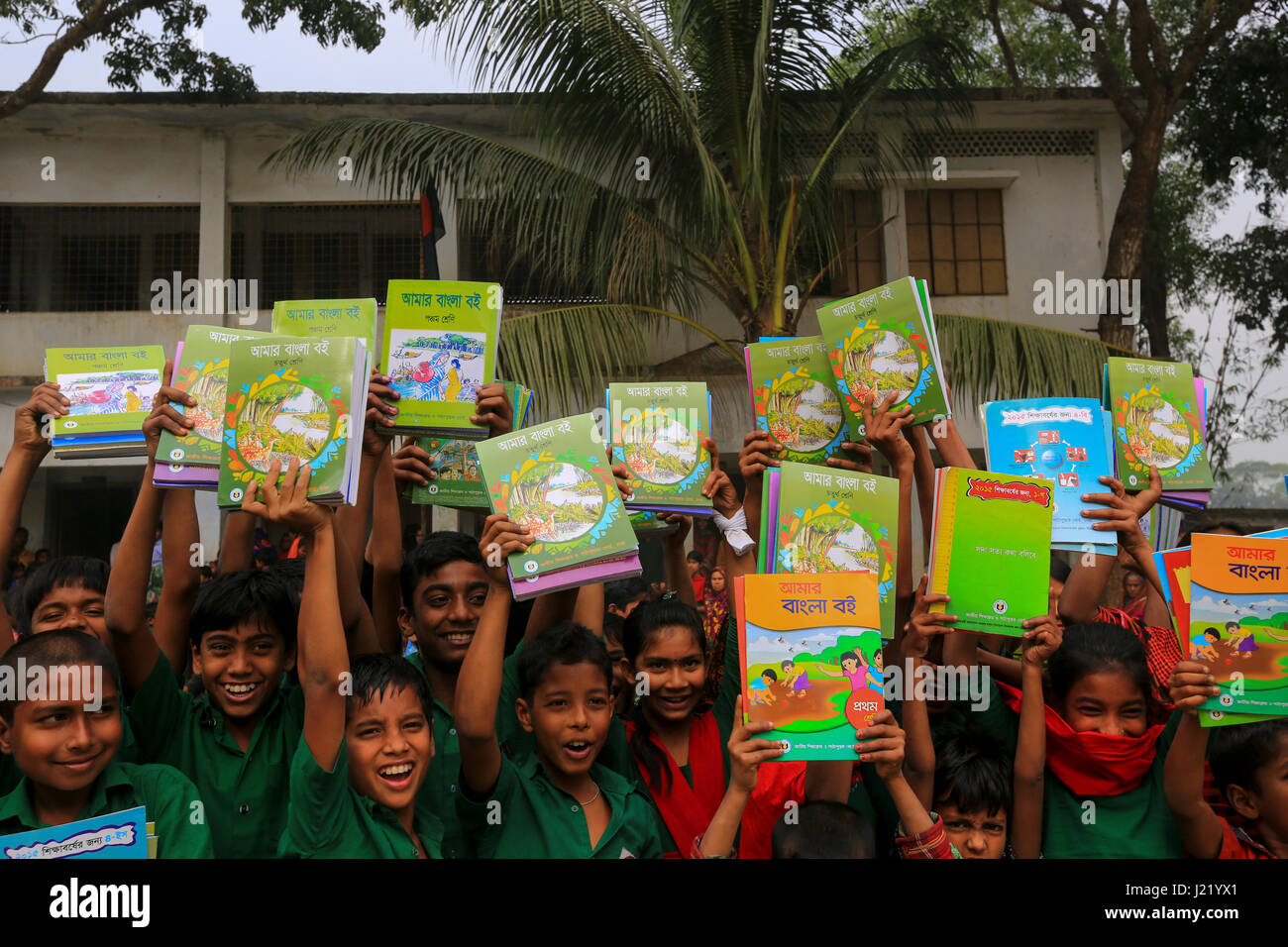 Studenten feiern, wie sie ihre neue Lehrbücher für neue Klassen an Singair bekommen. Manikganj, Bangladesch. Stockfoto