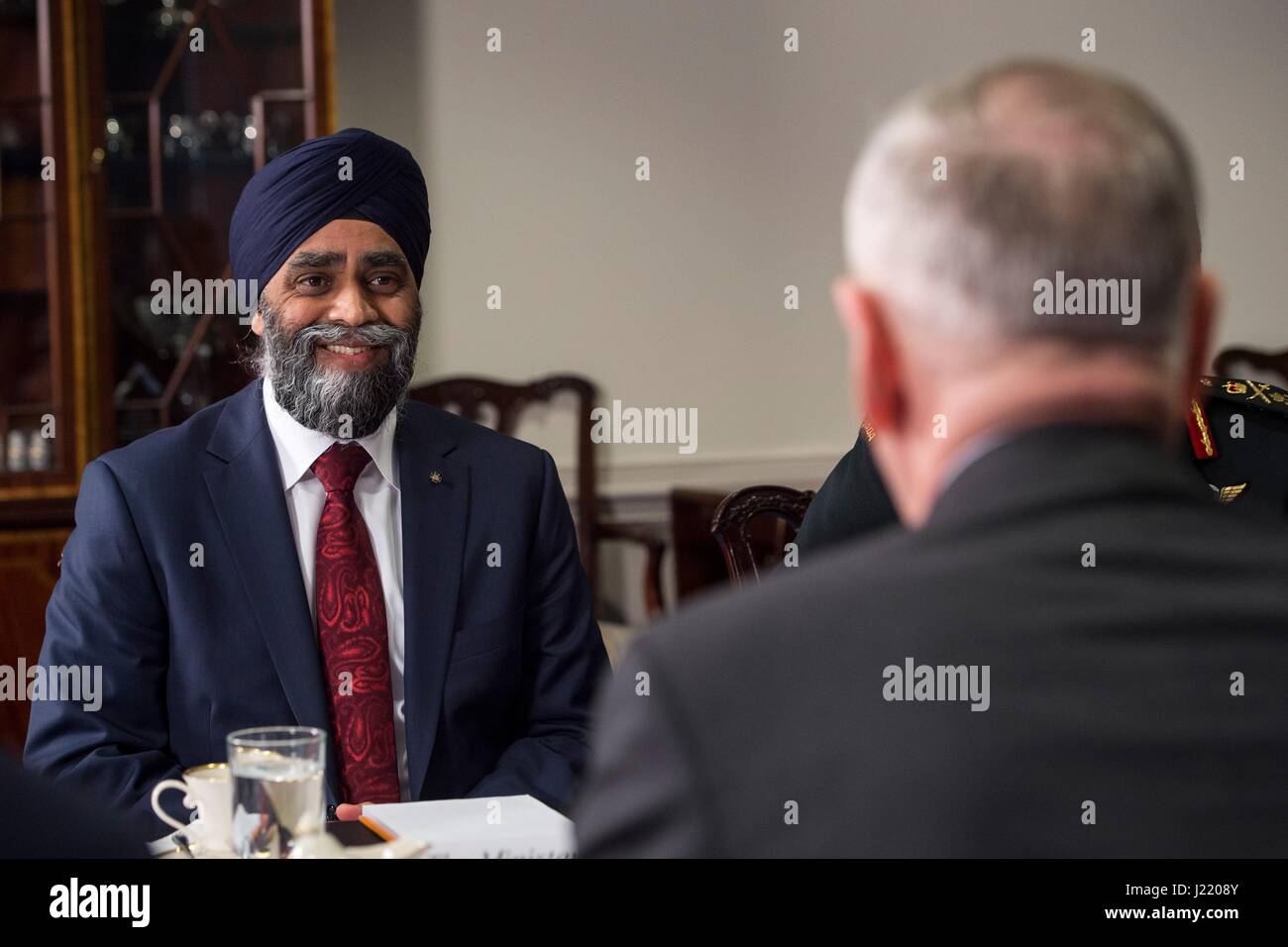 US-Verteidigungsminister James Mattis trifft sich mit kanadischen Verteidigungsminister Harjit Sajjan im Pentagon 6. Februar 2017 in Washington, DC.     (Foto: Brigitte N. Brantley /DoD über Planetpix) Stockfoto