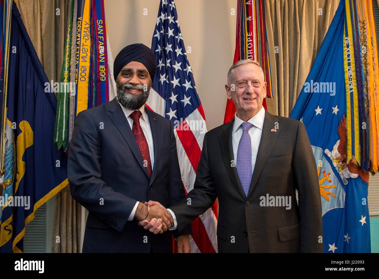 US-Verteidigungsminister James Mattis trifft sich mit kanadischen Verteidigungsminister Harjit Sajjan im Pentagon 6. Februar 2017 in Washington, DC.     (Foto: Brigitte N. Brantley /DoD über Planetpix) Stockfoto