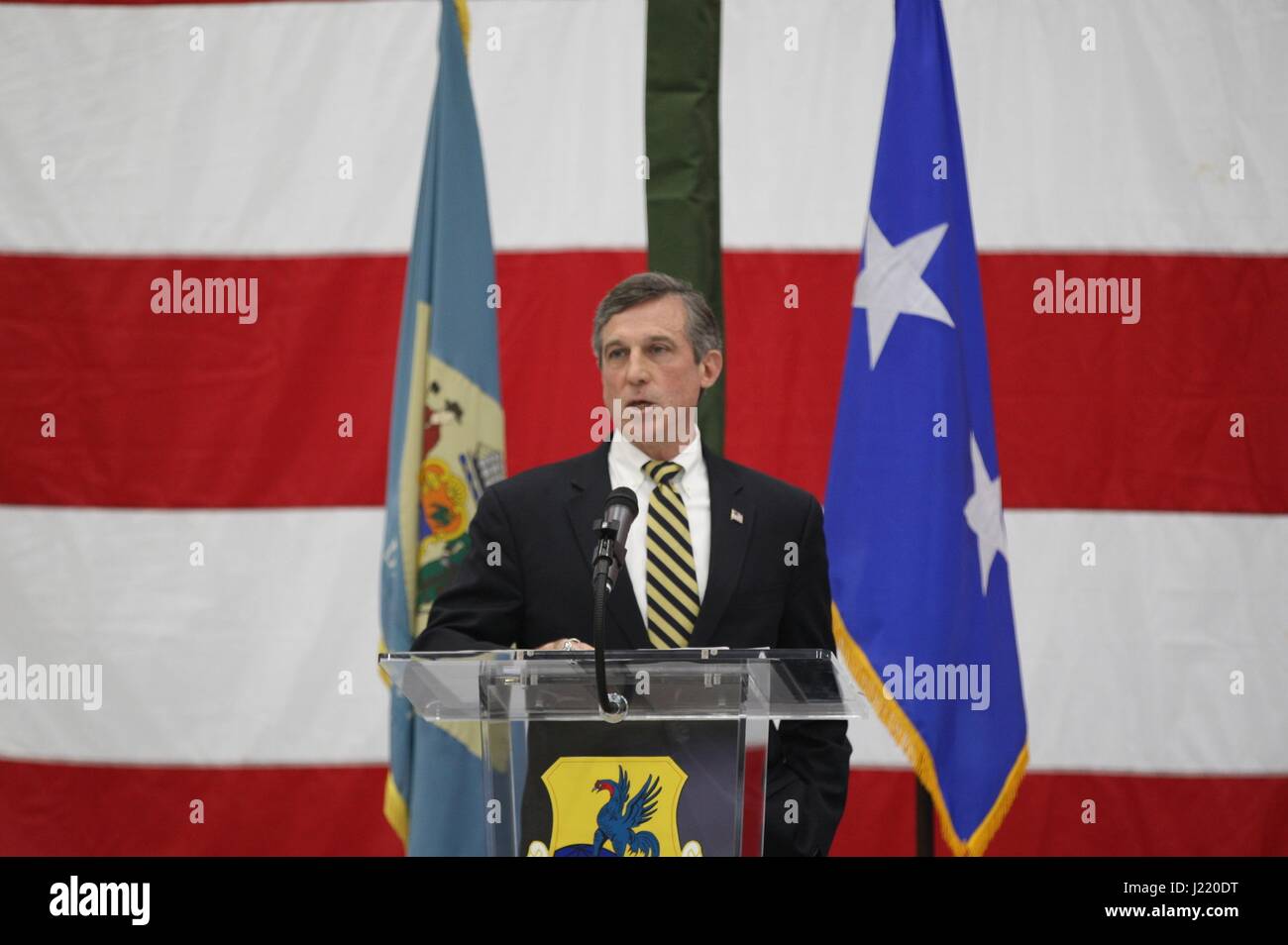 US-Delaware-Gouverneur John Carney spricht bei einer Delaware Nationalgarde Änderung Befehl Zeremonie in der Army Aviation Support Facility 12. Februar 2017 in New Castle, Delaware.     (Foto von James Pernol/U.S. Nationalgarde über Planetpix) Stockfoto