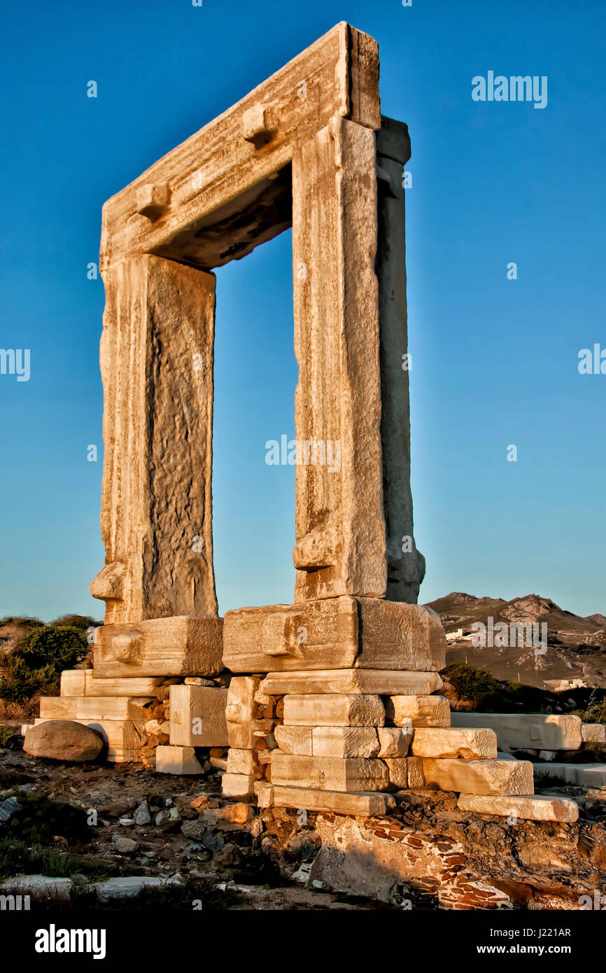 Wahrzeichen der Insel Naxos Cyclades Griechenland - Portara Tor Stockfoto