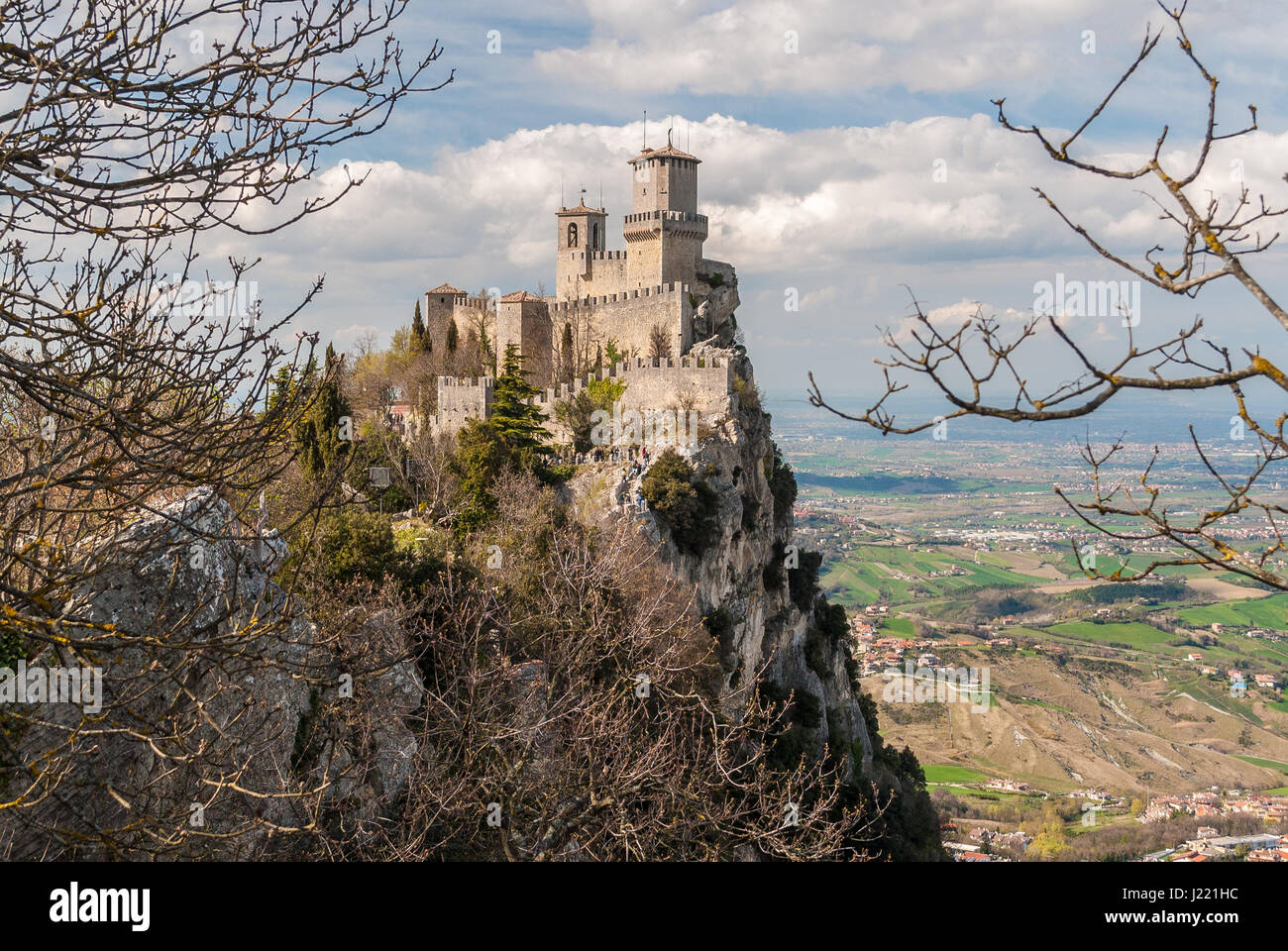 Die Festung von Guaita in San Marino; Ebenen der Romagna im Hintergrund Stockfoto