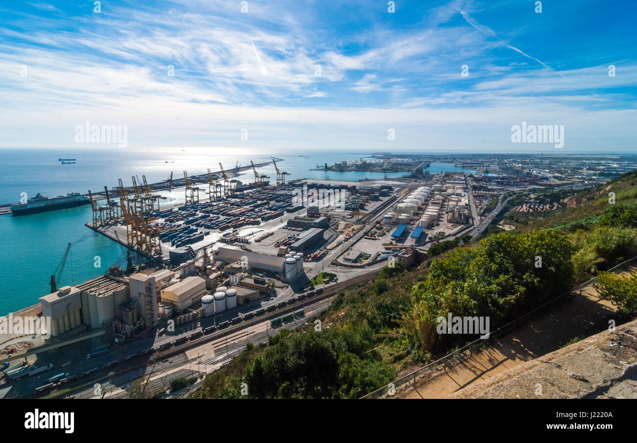 Sonnenschein auf Balearen Meer & Barcelona Versand- und Schiene Industriehäfen an einem Blue-Sky Tag.  Verkehrsknotenpunkt & Gleiszone in Barcelona. Stockfoto