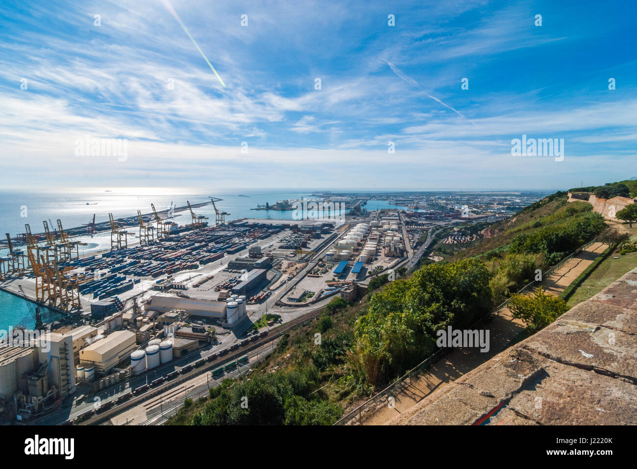 Sonnenschein auf Balearen Meer & Barcelona Versand- und Schiene Industriehäfen an einem Blue-Sky Tag.  Verkehrsknotenpunkt & Gleiszone in Barcelona. Stockfoto