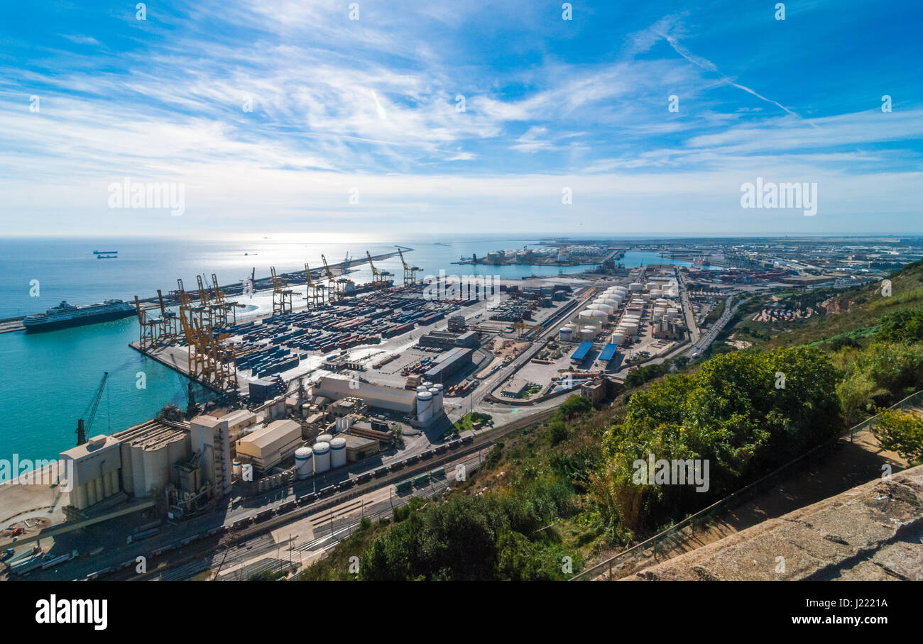 Sonnenschein auf Balearen Meer & Barcelona Versand- und Schiene Industriehäfen an einem Blue-Sky Tag.  Verkehrsknotenpunkt & Gleiszone in Barcelona. Stockfoto