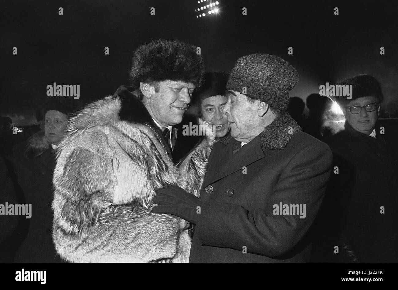 US-Präsident Gerald Ford mit einem russischen Pelzhut und Wolfskin Mantel Chats mit sowjetischen Generalsekretär Leonid Brezhnev, direkt am lang Airbase vor Abflug 24. November 1974 in Wladiwostok, Russland, UdSSR. Ford fährt am Ende eines zweitägigen Gipfeltreffens über Rüstungskontrolle. Stockfoto