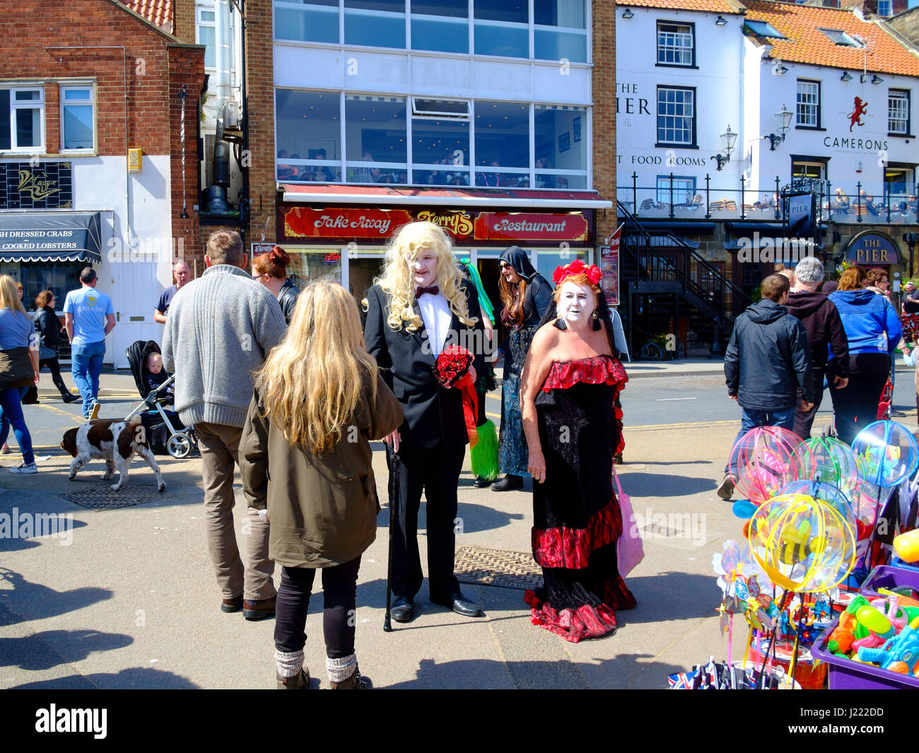 Whitby Goth Wochenende Frühjahr 2017 Masse von Menschen in Pier Road whitby, North Yorkshire England Großbritannien, einige in Gothic Kostüme Stockfoto