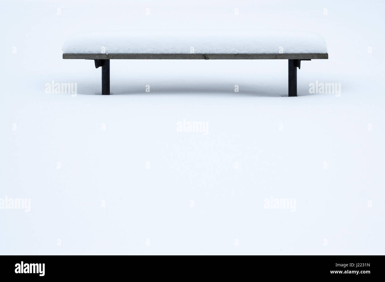 Hölzerne Parkbank bedeckt im Schnee, Winter, Einsamkeit, Stille, Meditation, heiter, niemand, Entspannung, Ruhe, Konzept. Stockfoto