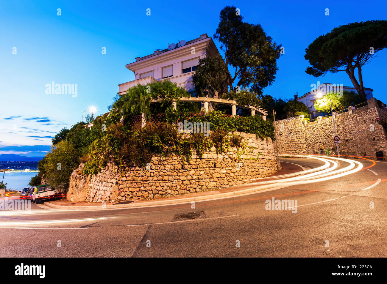 Kurvige Straßen Nizzas. Schöne, französische Riviera, Frankreich. Stockfoto