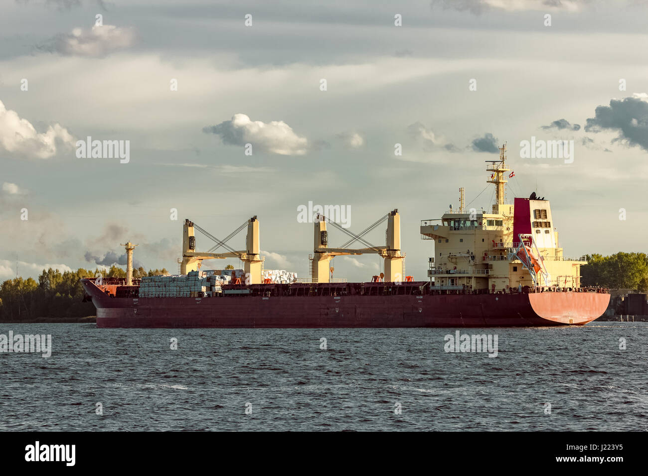 Rote Schiff Segeln in den Hafen von Riga Stockfoto