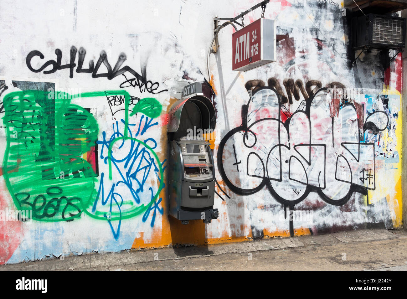 ATM-Maschine an der Wand eines Gebäudes in Lower Manhattan, umgeben von Graffiti in Privatbesitz Stockfoto